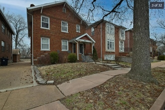 7019 Dartmouth Ave, Unit 2nd Floor in University City, MO - Foto de edificio - Building Photo