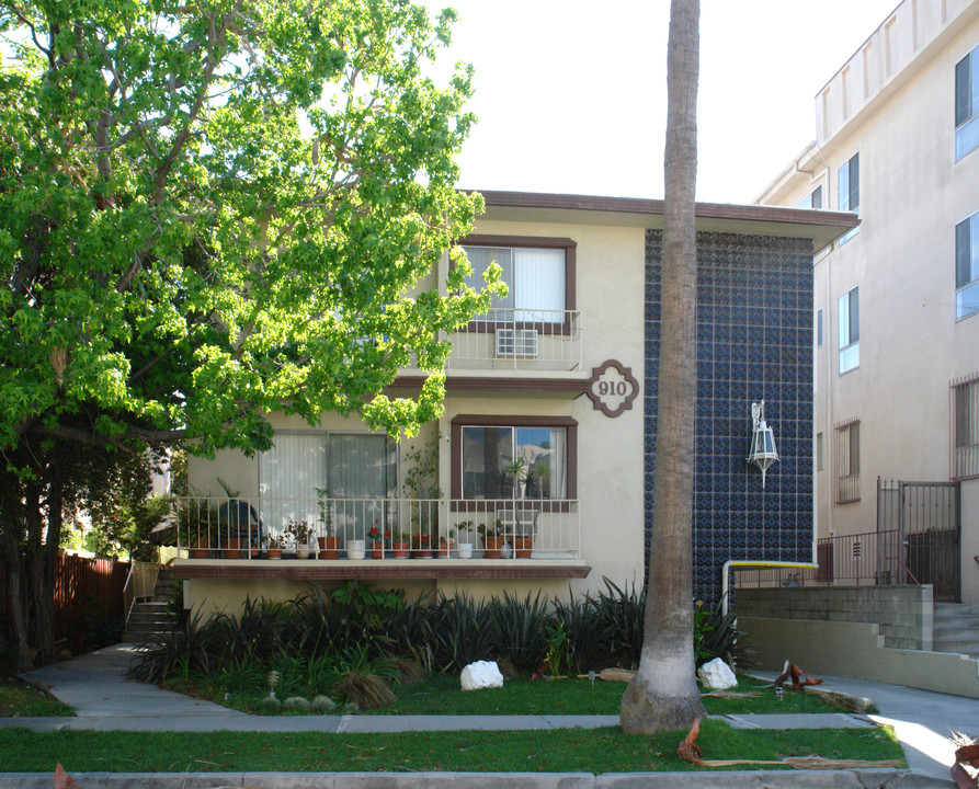 910 S Sherbourne Dr in Los Angeles, CA - Building Photo