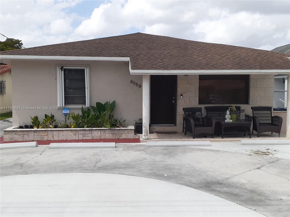 6859 SW 21st St in Miami, FL - Building Photo