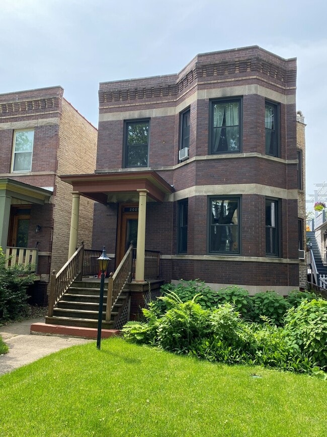2005 W Greenleaf Ave