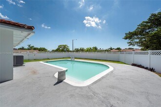 4700 McKinley St in Hollywood, FL - Building Photo - Building Photo