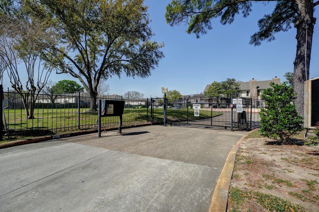 Spring Point Two Condominiums in Houston, TX - Building Photo