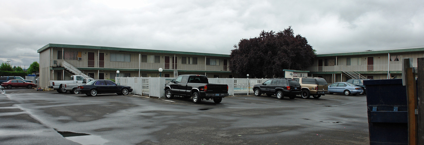 Villa Rose Apartments in Salem, OR - Building Photo