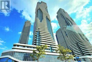 8 Interchange Wy in Vaughan, ON - Building Photo