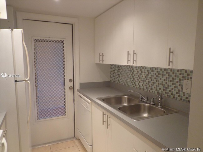 2530 Pierce St-Unit -204 in Hollywood, FL - Building Photo - Building Photo