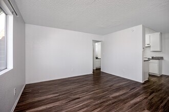 Laurel Terrace in Lawndale, CA - Foto de edificio - Building Photo