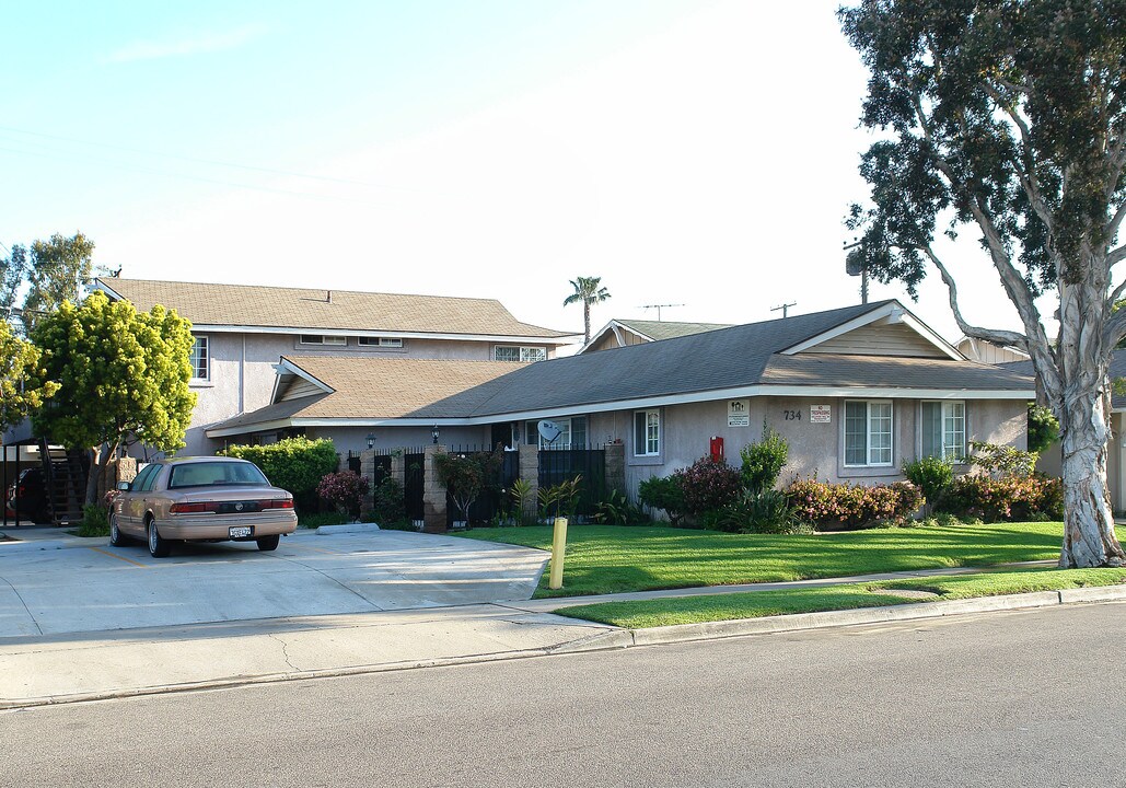 734 James St in Costa Mesa, CA - Building Photo