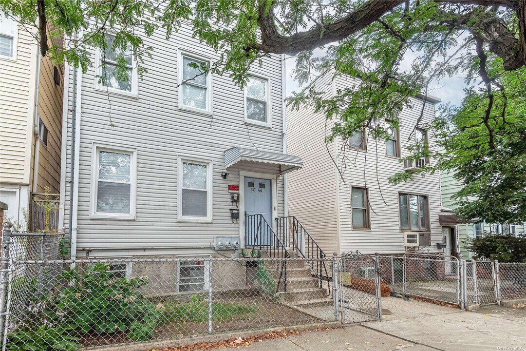 20-46 41st St-Unit -1st FL in Queens, NY - Building Photo