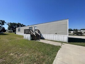 555 Crandlemire Rd in Lumberton, NC - Building Photo