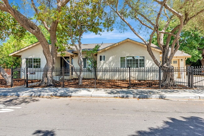 property at 1246 Hollyburne Ave
