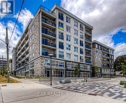 275 Larch St in Waterloo, ON - Building Photo