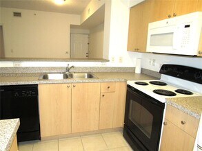 2401 W Preserve Way in Miramar, FL - Foto de edificio - Building Photo