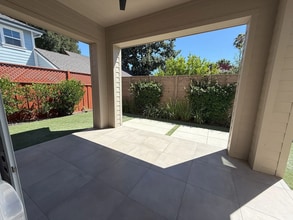 562 Wise Way in Pleasanton, CA - Foto de edificio - Building Photo