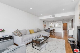 2960 Neilson Wy in Santa Monica, CA - Building Photo - Building Photo