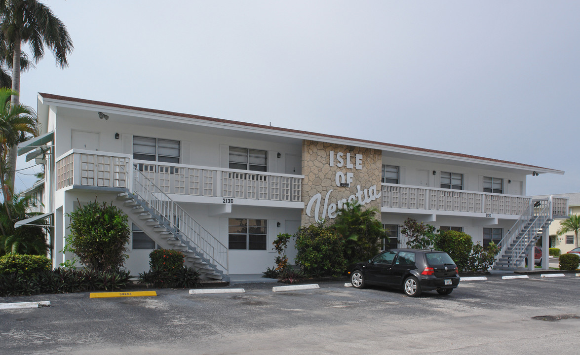 Isle of Venetia in Lighthouse Point, FL - Building Photo