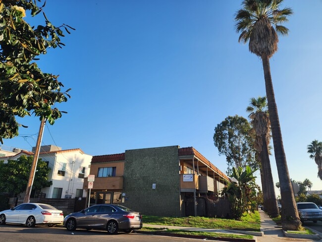 Romaine Street Apartments in Los Angeles, CA - Building Photo - Building Photo