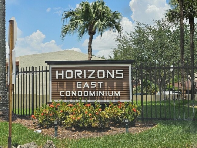 8075 SW 107th Ave in Miami, FL - Building Photo - Building Photo