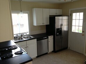 2332 Monroe Ave NE in Grand Rapids, MI - Building Photo - Building Photo