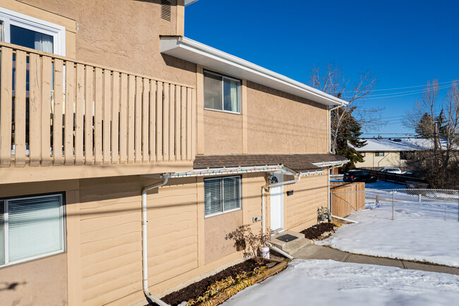 7504 41 Av NW in Calgary, AB - Building Photo - Building Photo