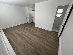 6301 NW 2nd Pl, Unit 4 in Miami, FL - Foto de edificio - Building Photo
