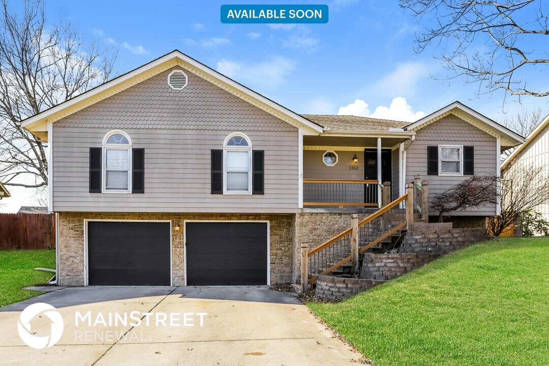 1312 NE Ball Dr in Lee's Summit, MO - Building Photo