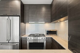 1181 Sunset Dr in Kelowna, BC - Building Photo - Building Photo