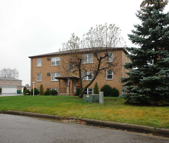 1981 Wolosyn Cir in Youngstown, OH - Foto de edificio - Building Photo