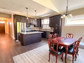 581 Doehle Ave in Parksville, BC - Building Photo