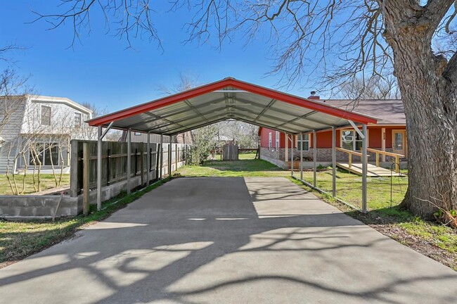 102 N Moore St in Caldwell, TX - Building Photo - Building Photo