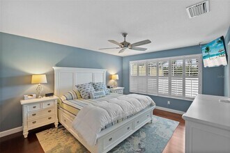 2121 Burgos Dr in Sarasota, FL - Foto de edificio - Building Photo