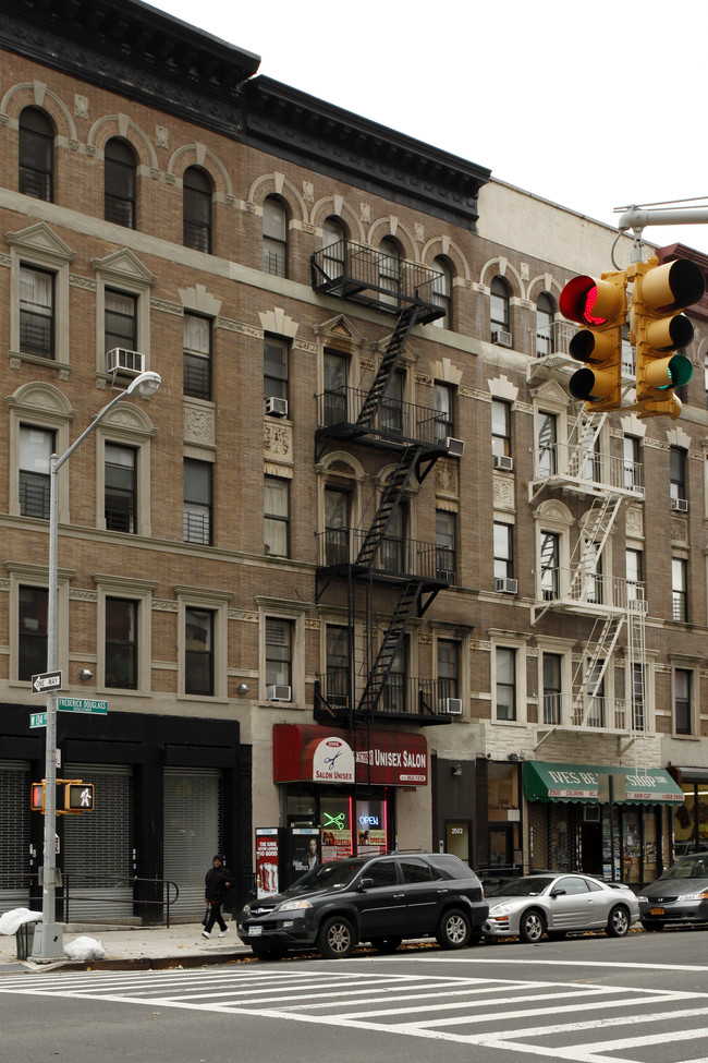 2502 Frederick Douglass Blvd in New York, NY - Foto de edificio - Building Photo