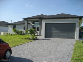 3402 SW 3rd St in Cape Coral, FL - Foto de edificio - Building Photo