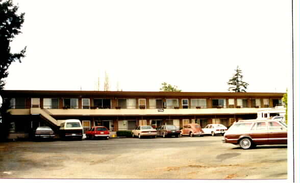 Chandeleu Apartments in Seattle, WA - Building Photo