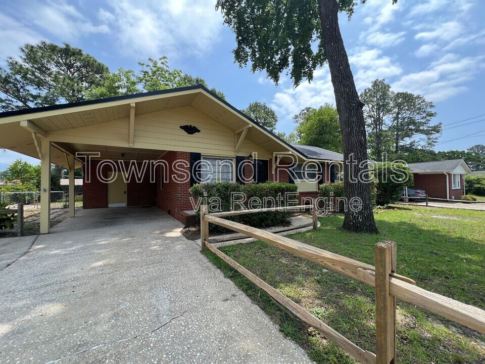 1319 Camelot Dr in Fayetteville, NC - Building Photo