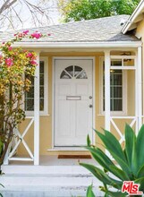 17900 Hatteras St in Los Angeles, CA - Building Photo - Building Photo