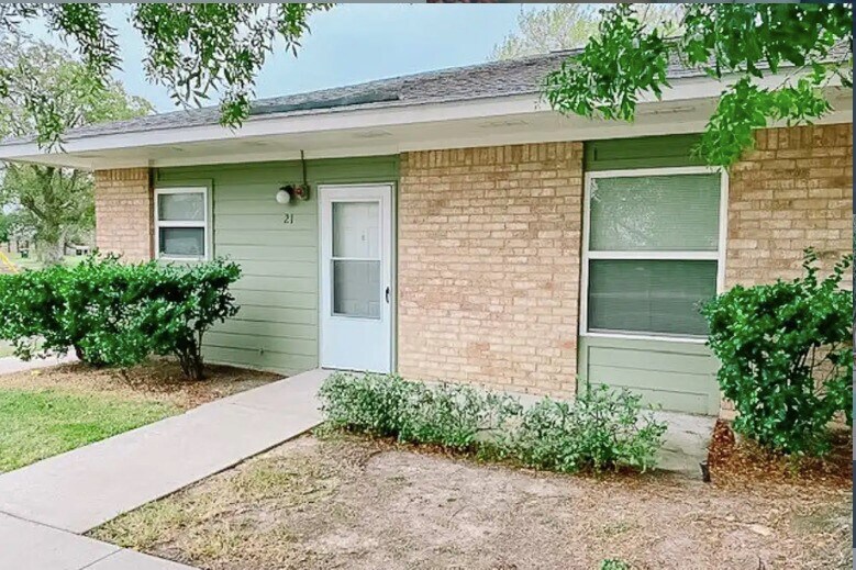 308 N East St in Weimar, TX - Building Photo