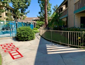 Daisy Apartments in Garden Grove, CA - Building Photo - Building Photo