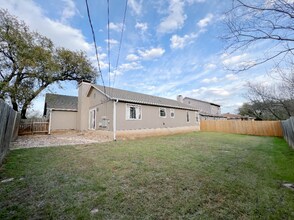 1602 Dale Cove, Unit A in Round Rock, TX - Foto de edificio - Building Photo