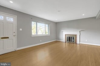 3713 Lockwood Ln in Annandale, VA - Foto de edificio - Building Photo