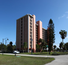 Bonair Towers in Ft. Myers, FL - Building Photo - Building Photo