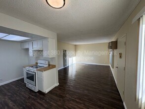 9421 Cedar St in Bellflower, CA - Building Photo - Building Photo