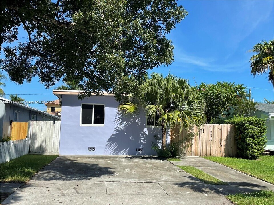 1625 Fletcher St in Hollywood, FL - Building Photo