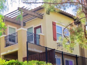 15659 Vista Way in Lake Elsinore, CA - Building Photo - Building Photo