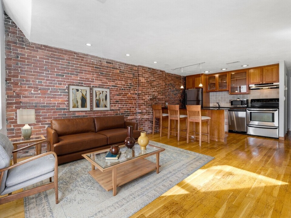 386 Commercial St in Boston, MA - Building Photo