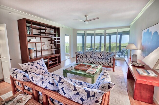 8990 Bay Colony Dr in Naples, FL - Foto de edificio - Building Photo