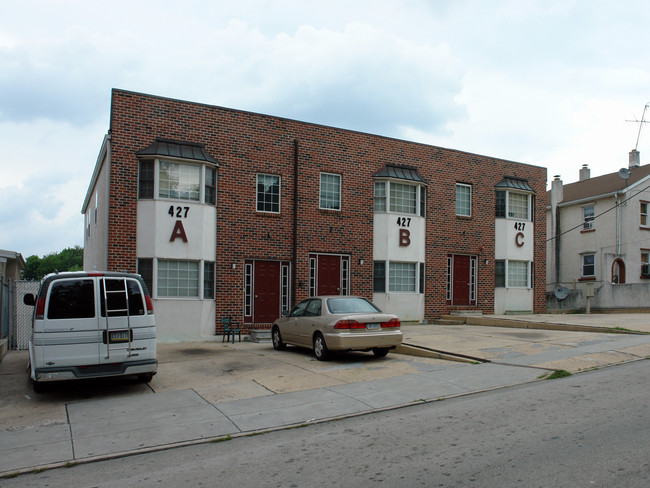 427 Sandy St in Norristown, PA - Building Photo - Building Photo