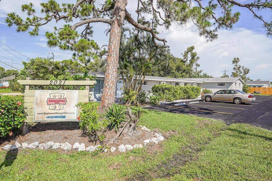 2021 Pennsylvania Ave, Unit 2 in Englewood, FL - Building Photo