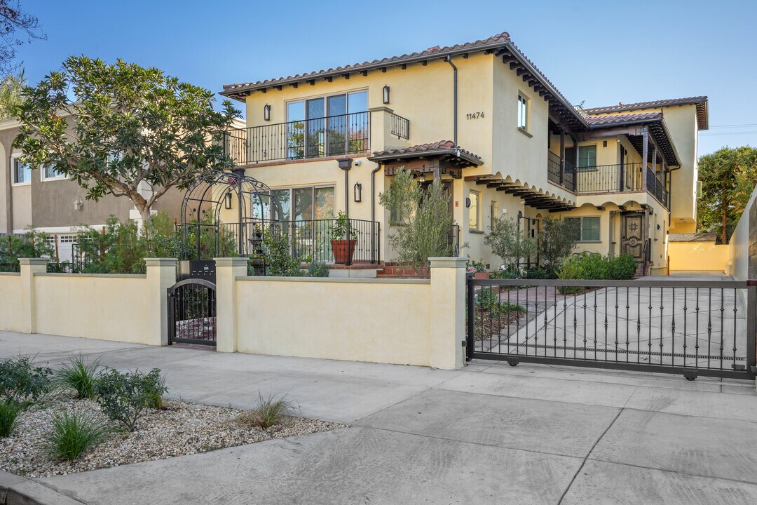 11474 Moorpark St in North Hollywood, CA - Building Photo