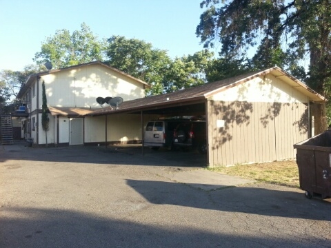 319 NE 4th Ave in Visalia, CA - Building Photo