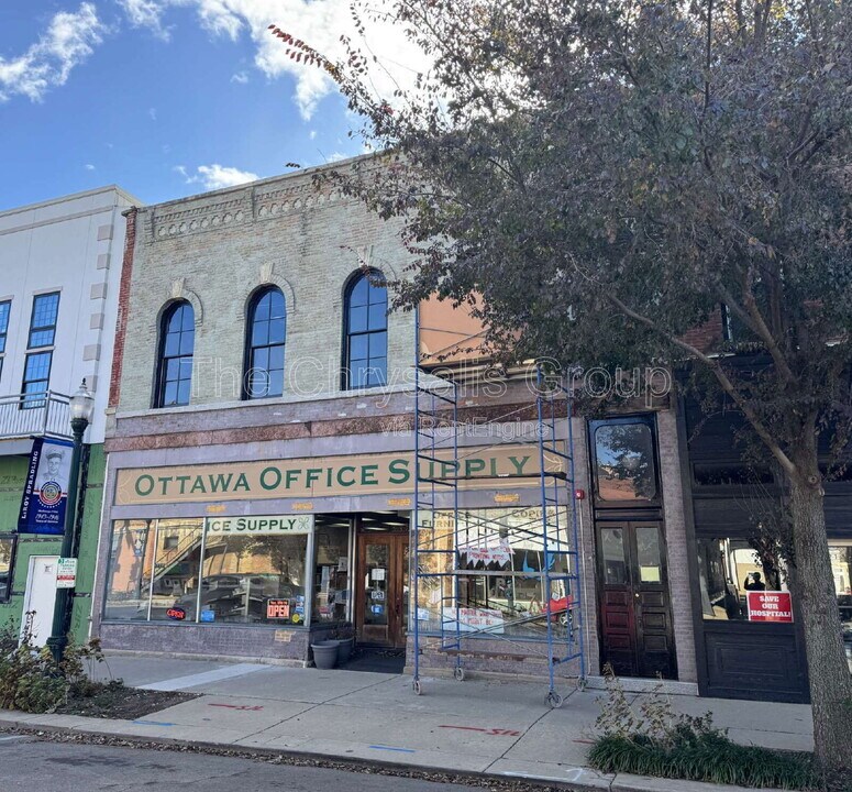 209 W Main St in Ottawa, IL - Building Photo